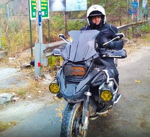 பிரம்மாண்ட பைக்கில் சீன் காட்டிய தல அஜீத்... பலவீனமான இதயம் உள்ளவர்கள் விலையை தெரிந்து கொள்ள வேண்டாம்!