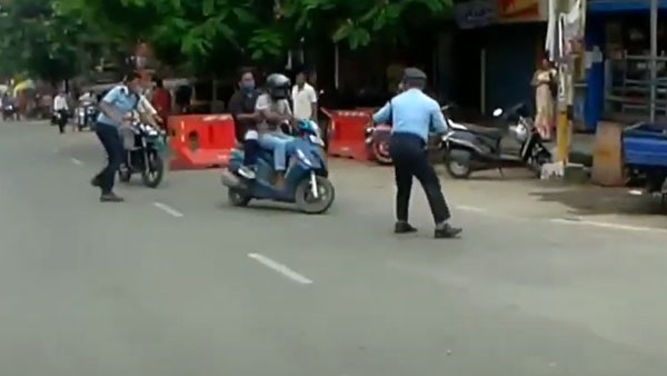 ஸ்கூட்டரில் சென்று கொண்டிருந்த இளைஞர்களை கண்மூடி தனமாக எட்டி உதைத்த காவலர்! உறைய வைக்கும் வீடியோ!