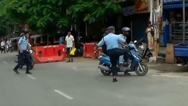 ஸ்கூட்டரில் சென்று கொண்டிருந்த இளைஞர்களை கண்மூடி தனமாக எட்டி உதைத்த காவலர்! உறைய வைக்கும் வீடியோ!