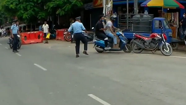 ஸ்கூட்டரில் சென்று கொண்டிருந்த இளைஞர்களை கண்மூடி தனமாக எட்டி உதைத்த காவலர்! உறைய வைக்கும் வீடியோ!