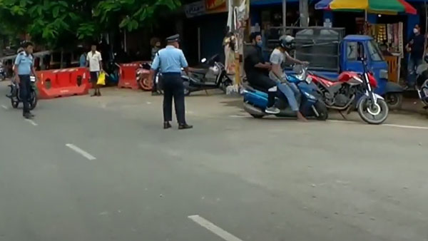 ஸ்கூட்டரில் சென்று கொண்டிருந்த இளைஞர்களை கண்மூடி தனமாக எட்டி உதைத்த காவலர்! உறைய வைக்கும் வீடியோ!