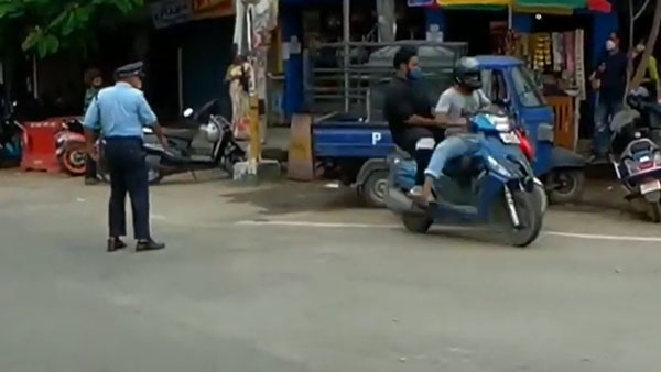 ஸ்கூட்டரில் சென்று கொண்டிருந்த இளைஞர்களை கண்மூடி தனமாக எட்டி உதைத்த காவலர்! உறைய வைக்கும் வீடியோ!