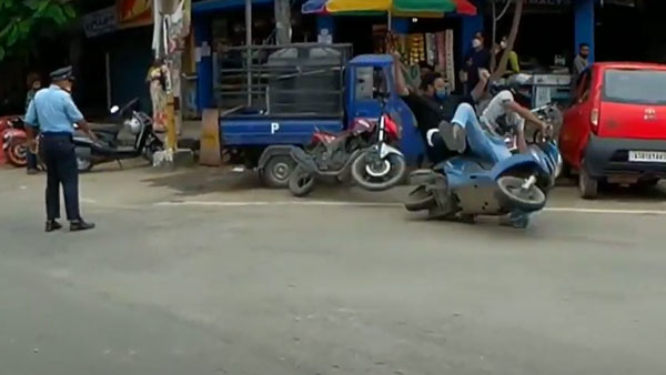 ஸ்கூட்டரில் சென்று கொண்டிருந்த இளைஞர்களை கண்மூடி தனமாக எட்டி உதைத்த காவலர்! உறைய வைக்கும் வீடியோ!