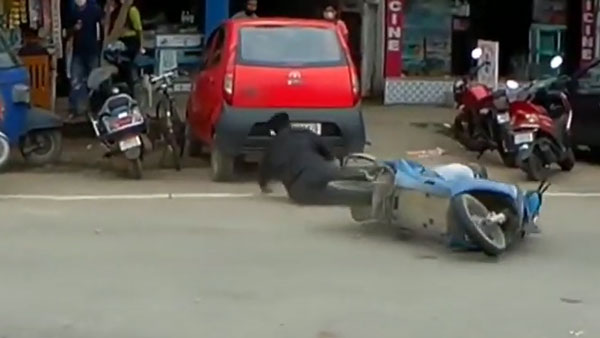 ஸ்கூட்டரில் சென்று கொண்டிருந்த இளைஞர்களை கண்மூடி தனமாக எட்டி உதைத்த காவலர்! உறைய வைக்கும் வீடியோ!