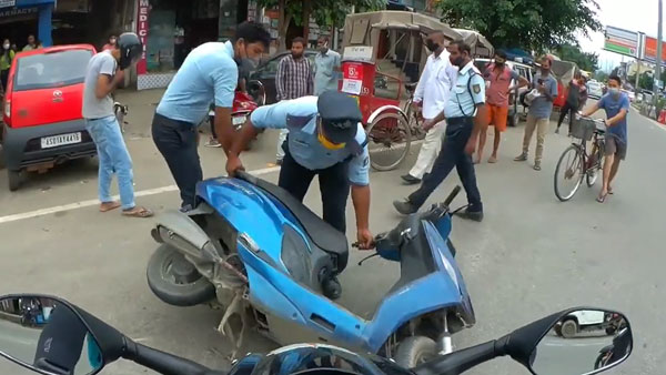 ஸ்கூட்டரில் சென்று கொண்டிருந்த இளைஞர்களை கண்மூடி தனமாக எட்டி உதைத்த காவலர்! உறைய வைக்கும் வீடியோ!