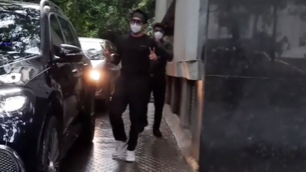 அட இவரும் வாங்கிட்டாரா? உச்சபட்ச விலை கொண்ட சொகுசு காரை போட்டி போட்டு வாங்கும் பாலிவுட் நடிகர்கள்!