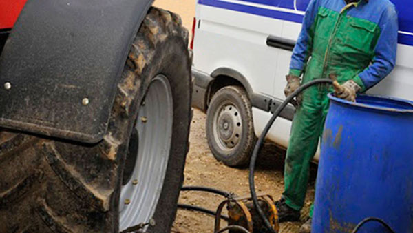 இதுவரைக்கும் கேள்விப்படாத விஷயமா இருக்கே... டிராக்டர் டயருக்கு உள்ளே ஏன் தண்ணீரை நிரப்பி ஓட்றாங்க தெரியுமா?