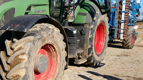 இதுவரைக்கும் கேள்விப்படாத விஷயமா இருக்கே... டிராக்டர் டயருக்கு உள்ளே ஏன் தண்ணீரை நிரப்பி ஓட்றாங்க தெரியுமா?