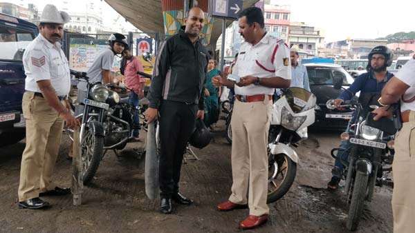 இதை யாருமே எதிர்பாக்கல... டூவீலர் ஓட்டிகளை கதிகலங்க வைத்த ஐகோர்ட்டின் அதிரடி உத்தரவு... என்னனு தெரியுமா?