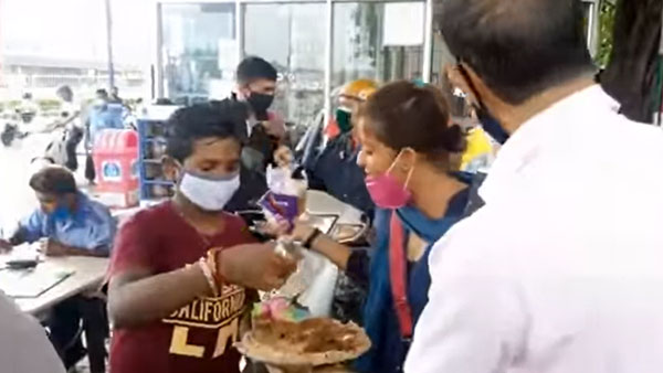 கேக், சாக்லேட் என வாகன ஓட்டிகளை மிரள வைத்த ஆம் ஆத்மி கட்சியினர்... ஒன்றிய அரசை இப்படிகூடவா விமர்சிப்பாங்க!