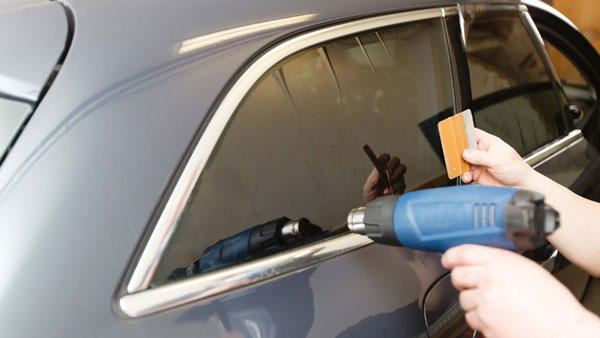 ஆஹா, நாமே செய்திடலாம் போலிருக்கே! உடைந்த கார் ஜன்னல் காண்ணாடியை மாற்றுவது எப்படி! இத யாரும் சொல்ல மாட்டாங்க!