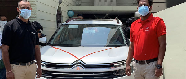 தொழிற்சாலையில் நேரடியாக வாடிக்கையாளரின் வீட்டிற்கு!! இரு சி5 கார்களை ஹோம்-டெலிவிரி செய்தது சிட்ரோன்!