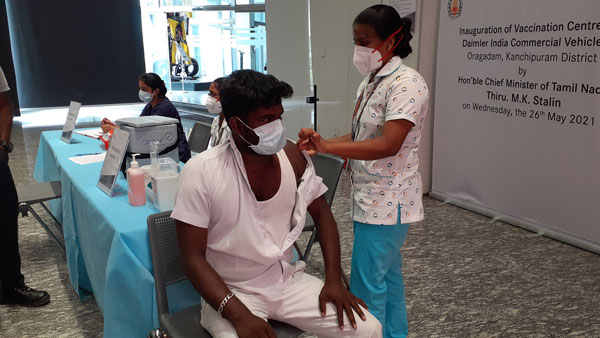 தமிழகத்தில் பணிபுரியும் ட்ரக் டிரைவர்களுக்கு வேக்சின்... டைம்லர் நிறுவனத்தின் செம்ம நடவடிக்கை!