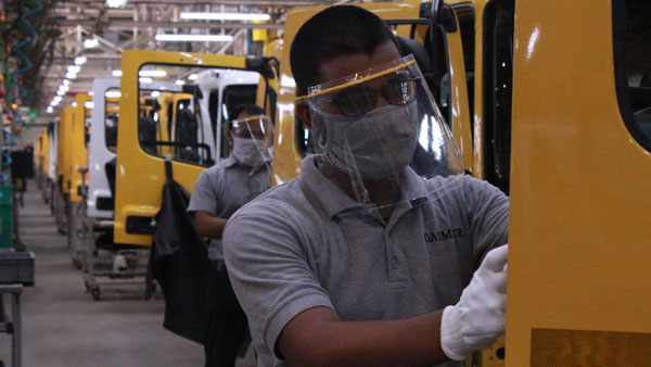 தமிழகத்தில் பணிபுரியும் ட்ரக் டிரைவர்களுக்கு வேக்சின்... டைம்லர் நிறுவனத்தின் செம்ம நடவடிக்கை!