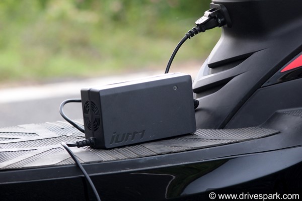 பெட்ரோல் விற்கிற விலைக்கு பேசாம ஒண்ணு வாங்கீர வேண்டியதுதான்... இவி ஏட்ரியோ எலெக்ட்ரிக் ஸ்கூட்டர் ரிவியூ!