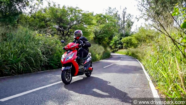 பெட்ரோல் விற்கிற விலைக்கு பேசாம ஒண்ணு வாங்கீர வேண்டியதுதான்... இவி ஏட்ரியோ எலெக்ட்ரிக் ஸ்கூட்டர் ரிவியூ!