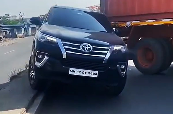 நம்மூர் போக்குவரத்திற்கு ஃபார்ச்சூனர் தான் சரியான கார்!! இதற்கு உதாரணமே இந்த நிகழ்வு!