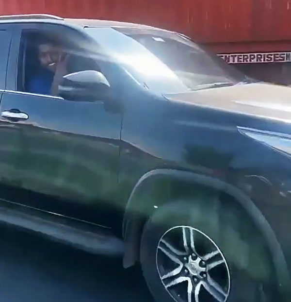 நம்மூர் போக்குவரத்திற்கு ஃபார்ச்சூனர் தான் சரியான கார்!! இதற்கு உதாரணமே இந்த நிகழ்வு!