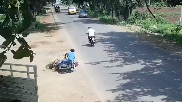 எல்லாம் சேட்டை... மது பிரியர் செய்த உச்சகட்ட காமெடி... வீடியோவை பாத்து சிரிச்சு சிரிச்சு வயிறு வலிக்குது!