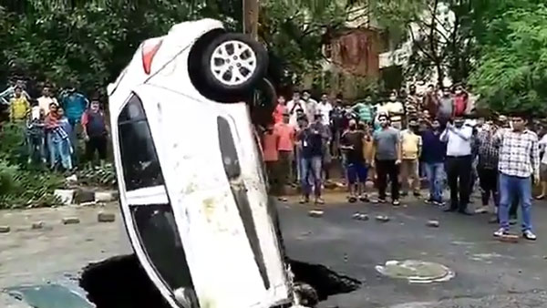 மொதல்ல ரோட்டை தரமா போடுங்கப்பா... மழையால் ஏற்பட்ட திடீர் பள்ளத்தில் மூழ்கிய கார்... யாருடையது தெரியுமா?