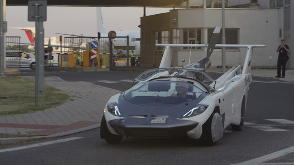 நிஜமாகும் ஹாலிவுட் படங்கள்!! ஐரோப்பாவில் சோதனை செய்யப்பட்ட ‘பறக்கும் கார்’!