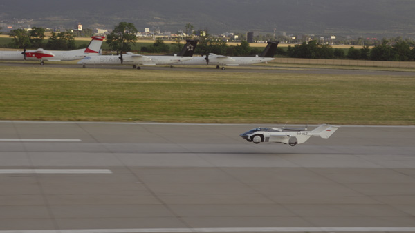 நிஜமாகும் ஹாலிவுட் படங்கள்!! ஐரோப்பாவில் சோதனை செய்யப்பட்ட ‘பறக்கும் கார்’!