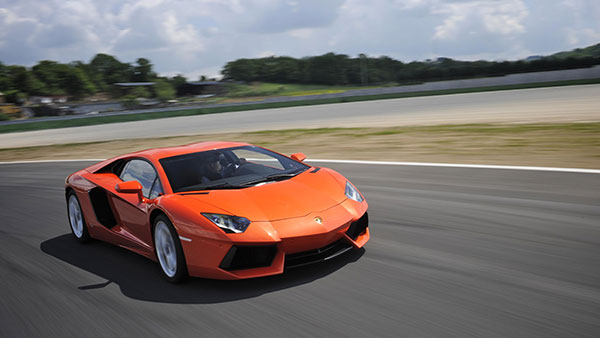 லம்போர்கினி அவெண்டடோருக்கு வயது 10!! இந்த ஸ்போர்ட்ஸ் கார் உலகிற்கு கொடுத்துள்ள தொழிற்நுட்பங்கள் இத்தனையா!