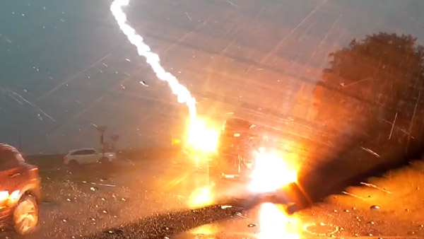 இப்படியெல்லாம் கூடவா நடக்கும்!! சாலையில் சென்று கொண்டிருந்த காரை தாக்கிய மின்னல்! வைரல் வீடியோ