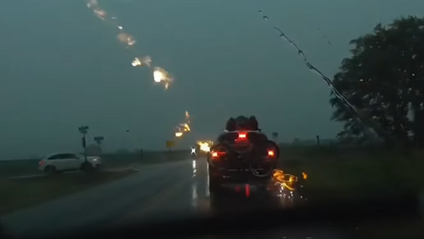 இப்படியெல்லாம் கூடவா நடக்கும்!! சாலையில் சென்று கொண்டிருந்த காரை தாக்கிய மின்னல்! வைரல் வீடியோ