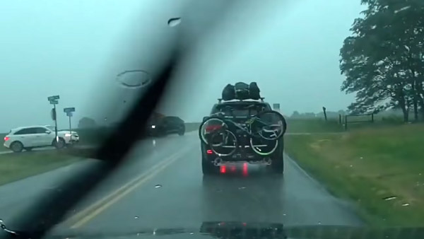 இப்படியெல்லாம் கூடவா நடக்கும்!! சாலையில் சென்று கொண்டிருந்த காரை தாக்கிய மின்னல்! வைரல் வீடியோ