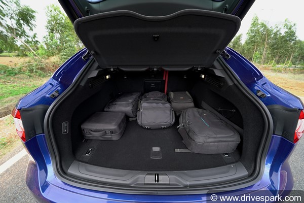 விலை உயர்ந்த கார்களில் தனித்து தெரியும்... மஸராட்டி லீவாண்ட்டே எஸ்யூவி டெஸ்ட் டிரைவ் ரிவியூ!