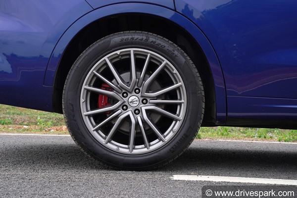 விலை உயர்ந்த கார்களில் தனித்து தெரியும்... மஸராட்டி லீவாண்ட்டே எஸ்யூவி டெஸ்ட் டிரைவ் ரிவியூ!