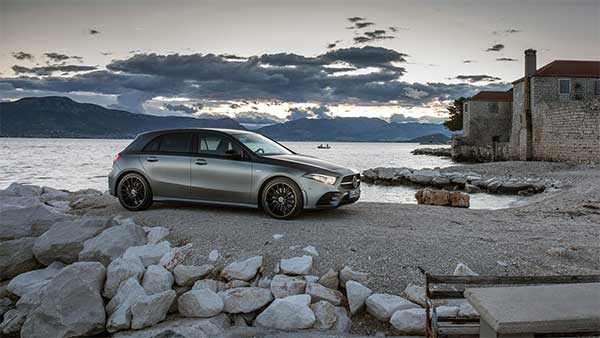 நன்றாக வேலை செய்யும் ஊழியர்களுக்கு மெர்சிடிஸ் பென்ஸ் சொகுசு கார்கள்... எந்த நிறுவனத்தில் தெரியுமா?