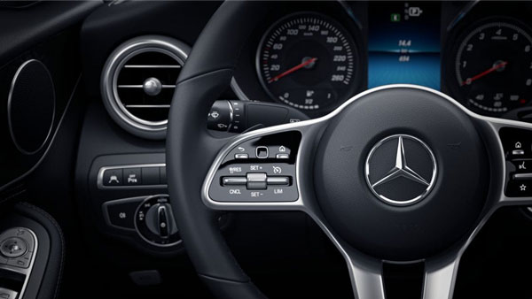 விலை உயர்ந்த சொகுசு காரை வாங்கிய பிரபல கிரிக்கெட் வீரர்... டெலிவரி எடுத்த மனைவி... யார்னு தெரியுமா?