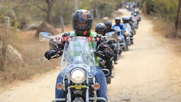 பெட்ரோல் அடிக்க முடியல... உங்க பைக்ல இது இருந்தா மைலேஜ் நல்லா கிடைக்கும்... இவ்ளோ நாளா தெரியாம போச்சே!