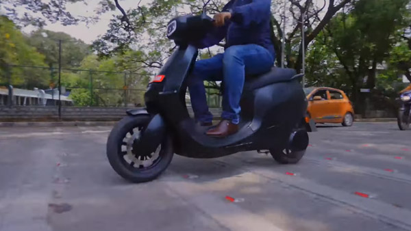 தமிழ்நாட்டில் உலகின் மிகப்பெரிய தொழிற்சாலை... ஓலா எலெக்ட்ரிக் ஸ்கூட்டரை ஓட்டி பார்த்த பிரபலம்! யார் தெரியுமா? தமிழ்நாட்டில் உலகின் மிகப்பெரிய தொழிற்சாலை... ஓலா எலெக்ட்ரிக் ஸ்கூட்டரை ஓட்டி பார்த்த பிரபலம்! யார் தெரியுமா?