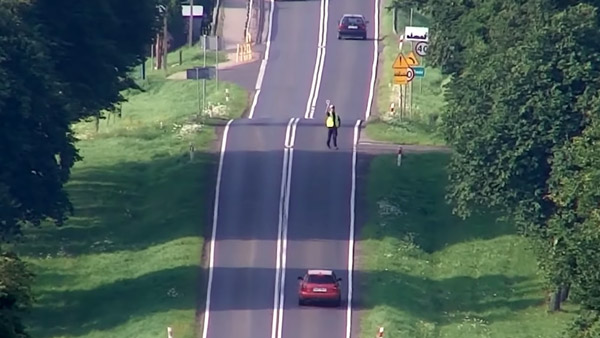 எந்த ஏரியாவில் தூக்குவாங்கனே தெரியாதே!! சாலை விதிமீறல்களை கண்டறிய ட்ரோன்களுடன் போலாந்து போலீஸார்!