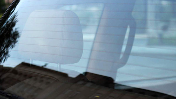 இவ்ளோ நாளா வெறும் ஸ்டிக்கர்னு நெனச்சுட்டு இருந்தோம்! காரின் பின் பக்க கண்ணாடியில் ஏன் கோடுகள் உள்ளன தெரியுமா?