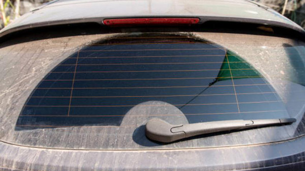 இவ்ளோ நாளா வெறும் ஸ்டிக்கர்னு நெனச்சுட்டு இருந்தோம்! காரின் பின் பக்க கண்ணாடியில் ஏன் கோடுகள் உள்ளன தெரியுமா?