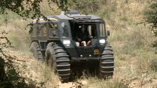 தண்ணீர், ரோடு, பாறை - எந்த மாதிரியான சாலையா இருந்தாலும் அசால்ட் செஞ்சிடும்! ஆனா இதோட விலையதான் கேட்க முடியல!