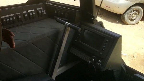 தண்ணீர், ரோடு, பாறை - எந்த மாதிரியான சாலையா இருந்தாலும் அசால்ட் செஞ்சிடும்! ஆனா இதோட விலையதான் கேட்க முடியல!