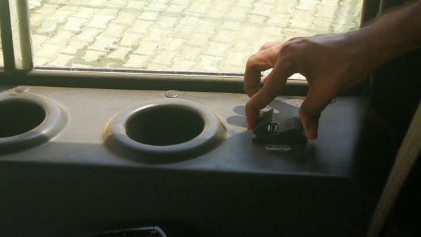 தண்ணீர், ரோடு, பாறை - எந்த மாதிரியான சாலையா இருந்தாலும் அசால்ட் செஞ்சிடும்! ஆனா இதோட விலையதான் கேட்க முடியல!