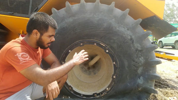 தண்ணீர், ரோடு, பாறை - எந்த மாதிரியான சாலையா இருந்தாலும் அசால்ட் செஞ்சிடும்! ஆனா இதோட விலையதான் கேட்க முடியல!