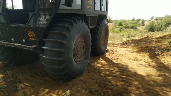 தண்ணீர், ரோடு, பாறை - எந்த மாதிரியான சாலையா இருந்தாலும் அசால்ட் செஞ்சிடும்! ஆனா இதோட விலையதான் கேட்க முடியல!