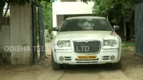 கொரோனா வைரசால் புழுதி படிந்த விலையுயர்ந்த சொகுசு கார்கள்! மனசே நொந்துடுச்சு இந்த கார்களுக்கு இப்படி ஒரு நிலைமையா?