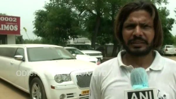 கொரோனா வைரசால் புழுதி படிந்த விலையுயர்ந்த சொகுசு கார்கள்! மனசே நொந்துடுச்சு இந்த கார்களுக்கு இப்படி ஒரு நிலைமையா?