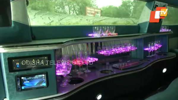 கொரோனா வைரசால் புழுதி படிந்த விலையுயர்ந்த சொகுசு கார்கள்! மனசே நொந்துடுச்சு இந்த கார்களுக்கு இப்படி ஒரு நிலைமையா?