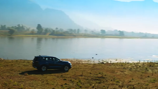 மழைநீரில் முழ்கிய புத்தம் புதிய டாடா கார்கள்!! எந்த ஊரில் தெரியுமா? வீடியோ!