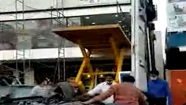 எவ்வளவு கனவு கண்டிருப்பார்!! டெலிவிரி எடுப்பதற்குள் அப்பளம் போல் நொறுங்கிய டாடா டியாகோ!! எவ்வளவு கனவு கண்டிருப்பார்!! டெலிவிரி எடுப்பதற்குள் அப்பளம் போல் நொறுங்கிய டாடா டியாகோ!!