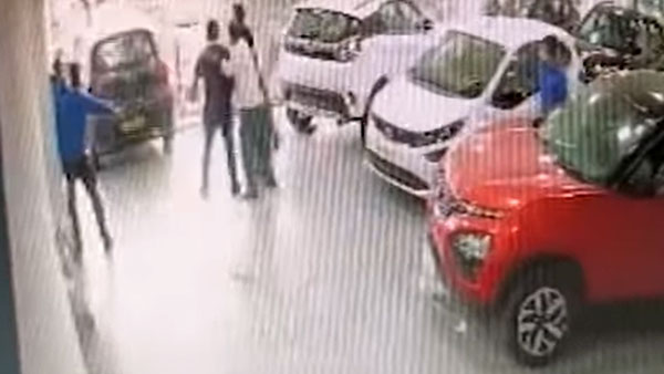 எவ்வளவு கனவு கண்டிருப்பார்!! டெலிவிரி எடுப்பதற்குள் அப்பளம் போல் நொறுங்கிய டாடா டியாகோ!! எவ்வளவு கனவு கண்டிருப்பார்!! டெலிவிரி எடுப்பதற்குள் அப்பளம் போல் நொறுங்கிய டாடா டியாகோ!!